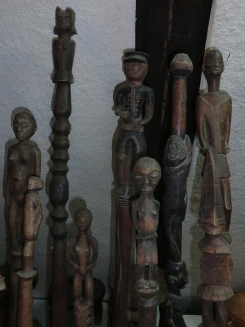 Uniform - Würde des Amtes aus Ausstellung: Sprecherstäbe und alte Steinfiguren:" Über Stock und Stein" im Haus der Kulturen