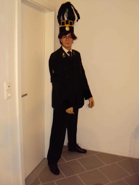 Noch steht er etwas unbeholfen in der Ecke, der Maschinensteiger in seiner Paradeuniform mit Schachthut und Federbusch.