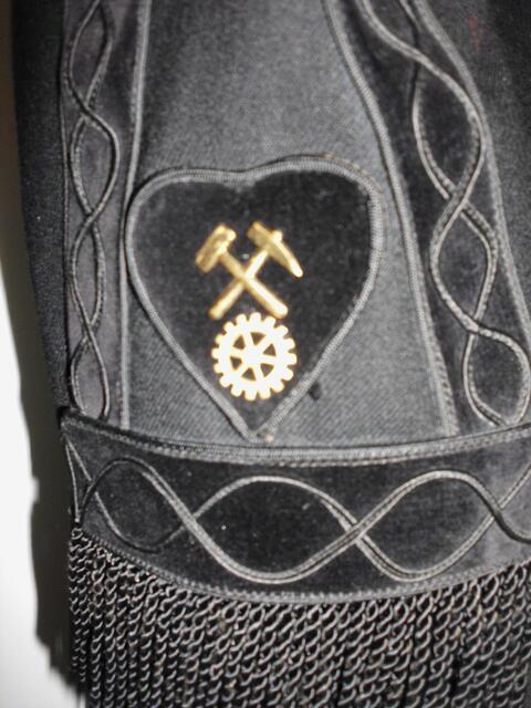 Woran erkennt man einen Maschinensteiger? Man schaut sich das Emblem auf dem Ärmel an!