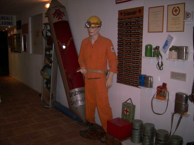 Ein Rettungsmann vor der Dahlbuschbombe.