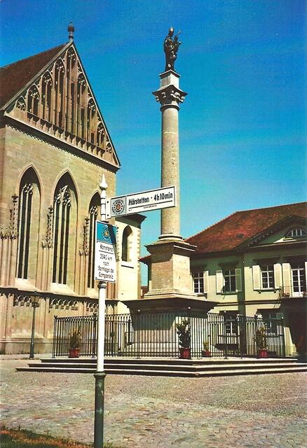 Wegweiser nach Santiago vor dem Münster in Konstanz, hier beginnt der Jakobspilgerweg durch die Schweiz