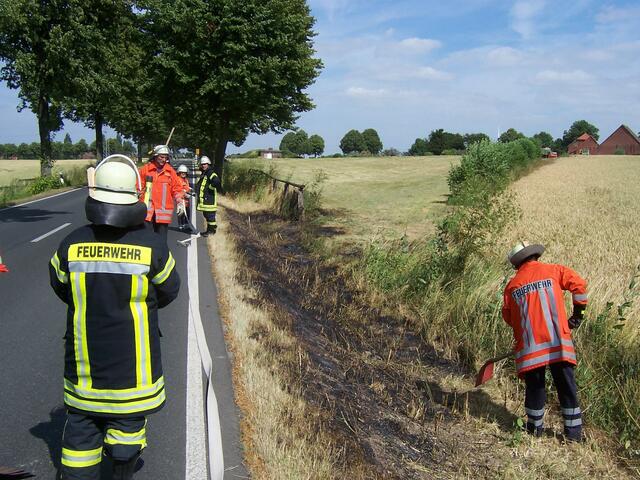 Auch mit Schaufeln und der guten, alten Feuerpatsche wird das Feuer gelöscht.