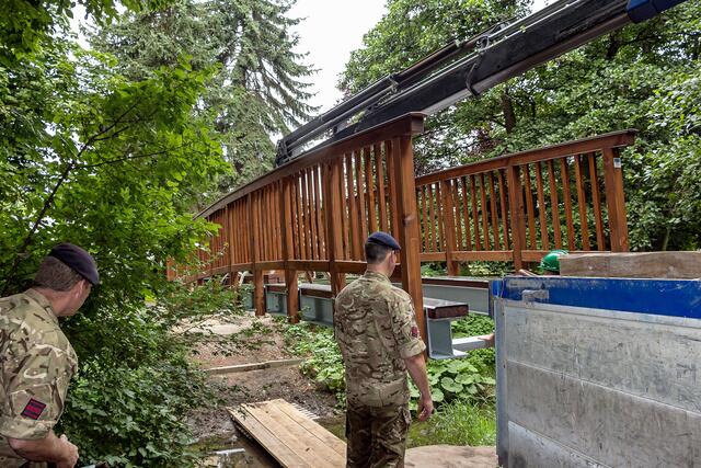 Die Brücke wird "eingefahren"
