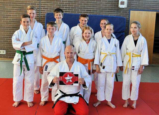 Judoabteilungsleiter präsentiert das Zertifikat