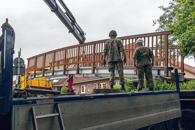 Der Kranwagen übernimmt die Brücke