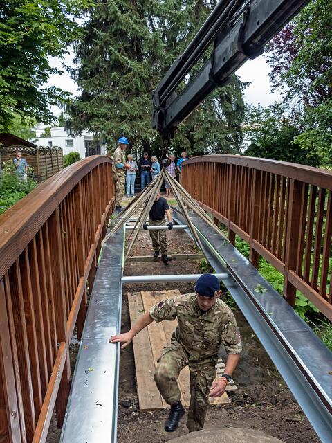 Die Brücke ist auf ihren Fundamenten angekommen