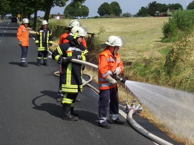 ...die Grabenfläche wird bewässert um eine erneute Entzündung zu vermeiden.