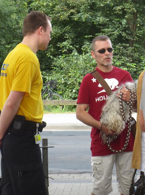 Positiv zu vermerken: Security am Eingang - es wurde streng darauf geachtet, daß Hunde nicht mehr auf's Gelände kommen! *An dieser Stelle möchte ich allerdings nochmal auf die TASSO-Initiative "Hund im Backofen" hinweisen, laßt Eure Hunde nicht im Auto, wenige Minuten bei 20 Grad Celsius reichen aus um zur tödlichen Falle zu werden!*