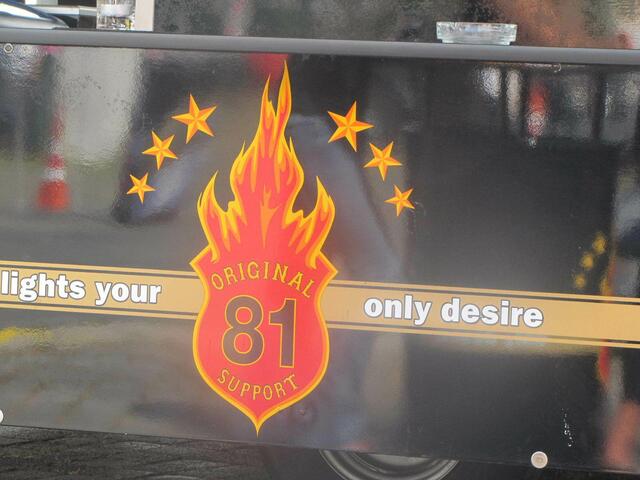 Aufschrift am Getraenkestand der Hell Angels