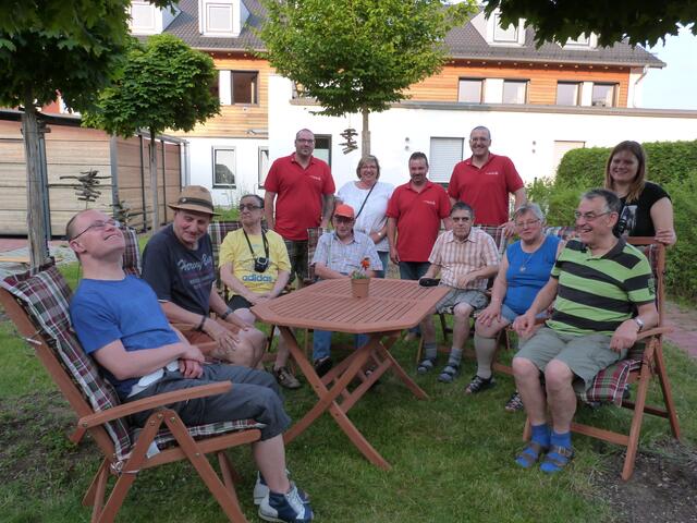 Gespendete Terrassenmöbel mit großem Tisch und 7 Hochlehnern aus hochwertigem Eukalyptusholz.