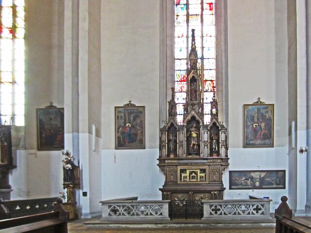 14.07.2013  Cheb - Eger - Tschechische Republik. 
Kirche St. Nikolaus (Cheb), 13. Jhdt.
Kostel Sv. Mikuláše a Sv. Alžběty, 13. Jhdt. 
Baustil:  romanisch, gotisch,
               umgebaut mit barocken Elementen.
Länge:  Kirchenschiff 50 m
breite:   Kirchenschiff 50 m 
Höhe:    Turm 67 m.