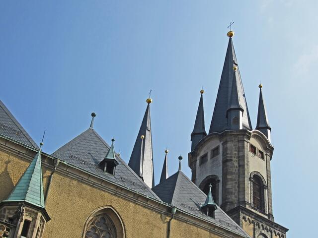 14.07.2013  Cheb - Eger - Tschechische Republik. 
Kirche St. Nikolaus (Cheb), 13. Jhdt.
Kostel Sv. Mikuláše a Sv. Alžběty, 13. Jhdt. 
Baustil:  romanisch, gotisch,
               umgebaut mit barocken Elementen.
Länge:  Kirchenschiff 50 m
breite:   Kirchenschiff 50 m 
Höhe:    Turm 67 m.