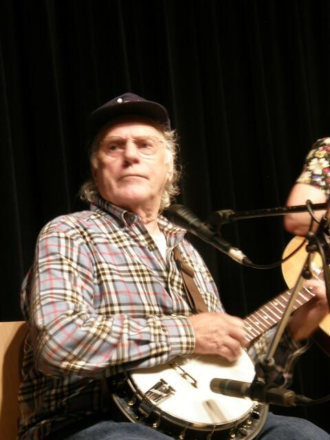 Bluegrasslegende Eddie Adcock auf Einladung der CWF Kötz und der GBMA am 17. Juni 2012 im Pfleghofsaal Langenau