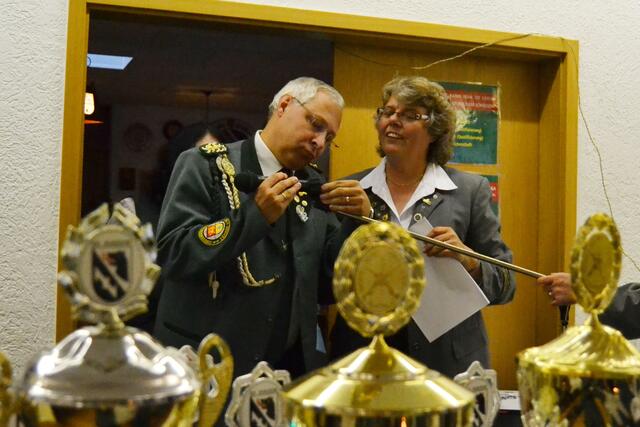 Kriegst Du das Mikro fest?