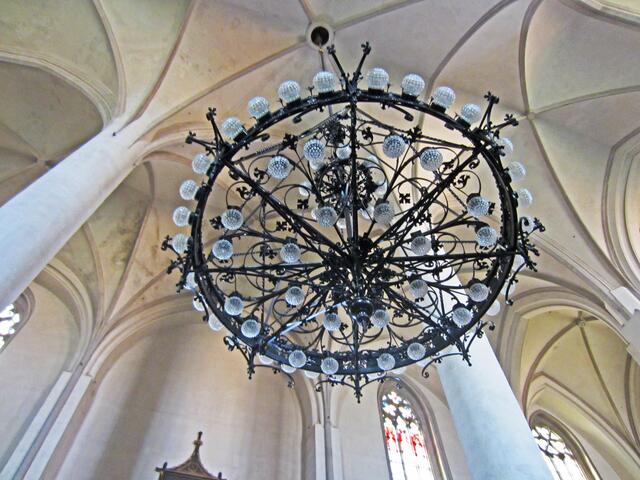 14.07.2013  Cheb - Eger - Tschechische Republik. 
Kirche St. Nikolaus (Cheb), 13. Jhdt.
Kostel Sv. Mikuláše a Sv. Alžběty, 13. Jhdt. 
Baustil:  romanisch, gotisch,
               umgebaut mit barocken Elementen.
Länge:  Kirchenschiff 50 m
breite:   Kirchenschiff 50 m 
Höhe:    Turm 67 m.