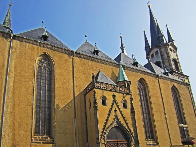 14.07.2013  Cheb - Eger - Tschechische Republik. 
Kirche St. Nikolaus (Cheb), 13. Jhdt.
Kostel Sv. Mikuláše a Sv. Alžběty, 13. Jhdt. 
Baustil:  romanisch, gotisch,
               umgebaut mit barocken Elementen.
Länge:  Kirchenschiff 50 m
breite:   Kirchenschiff 50 m 
Höhe:    Turm 67 m.