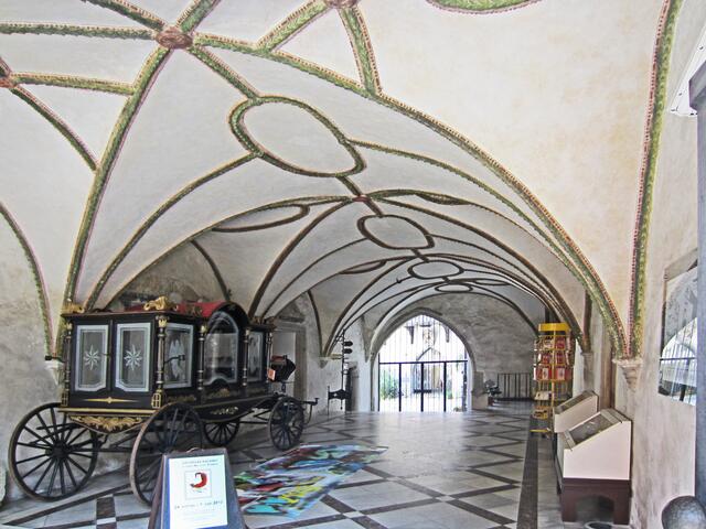 Das Bezirksmuseum Cheb, 
Krajské muzeum Cheb,
befindet sich in einem gotischen Bürgerhaus, 
Pachelbel-Haus (15. Jhdt.),
auf dem Marktplatz von Cheb.
Hier wurde der Feldherr Wallenstein, (1583 - 1634),
am 25. Februar 1634 ermordet. 
Die Ausstellung in seinem Sterbezimmer erinnert an Wallenstein und den Dreißigjährigen Krieg.