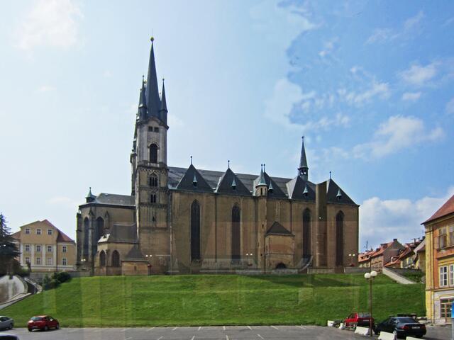 14.07.2013  Cheb - Eger - Tschechische Republik. 
Kirche St. Nikolaus (Cheb), 13. Jhdt.
Kostel Sv. Mikuláše a Sv. Alžběty, 13. Jhdt. 
Baustil:  romanisch, gotisch,
               umgebaut mit barocken Elementen.
Länge:  Kirchenschiff 50 m
breite:   Kirchenschiff 50 m 
Höhe:    Turm 67 m.