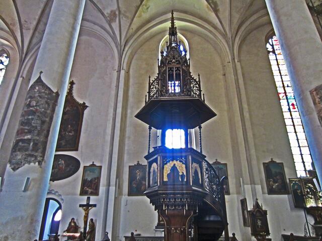 14.07.2013  Cheb - Eger - Tschechische Republik. 
Kirche St. Nikolaus (Cheb), 13. Jhdt.
Kostel Sv. Mikuláše a Sv. Alžběty, 13. Jhdt. 
Baustil:  romanisch, gotisch,
               umgebaut mit barocken Elementen.
Länge:  Kirchenschiff 50 m
breite:   Kirchenschiff 50 m 
Höhe:    Turm 67 m.