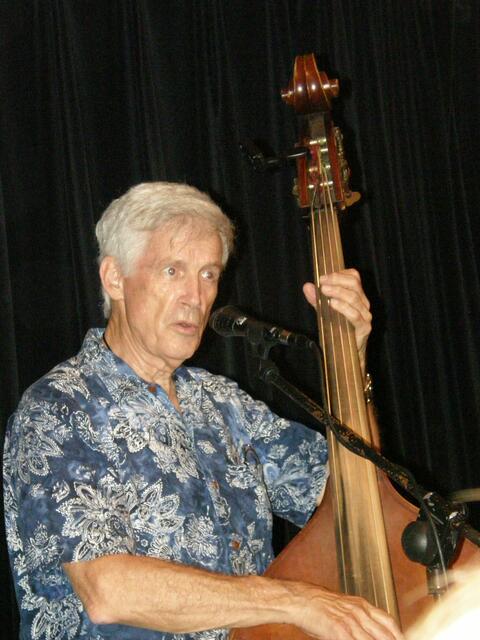 Tom Gray begleitete seinen Freund Eddie Adcock am Bass (Pfleghofsaal Langenau 17.06.2012)