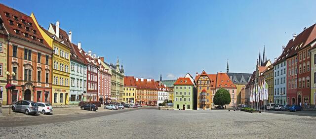 Marktplatz von Cheb (13. Jhdt.).
Das Wahrzeichen des Marktplatzes ist 
das Stöckl von Cheb (Špalíček), 
ein historischer Häuserblock 
von elf ehemalige Krämershäusern 
aus dem 13. Jhdt.