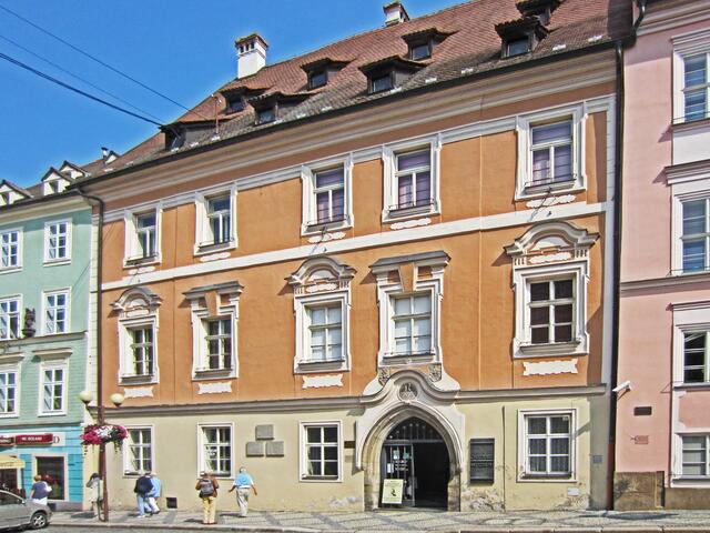 Das Bezirksmuseum Cheb, 
Krajské muzeum Cheb,
befindet sich in einem gotischen Bürgerhaus, 
Pachelbel-Haus (15. Jhdt.),
auf dem Marktplatz von Cheb.
Hier wurde der Feldherr Wallenstein, (1583 - 1634),
am 25. Februar 1634 ermordet. 
Die Ausstellung in seinem Sterbezimmer erinnert an Wallenstein und den Dreißigjährigen Krieg.