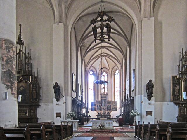 14.07.2013  Cheb - Eger - Tschechische Republik. 
Kirche St. Nikolaus (Cheb), 13. Jhdt.
Kostel Sv. Mikuláše a Sv. Alžběty, 13. Jhdt. 
Baustil:  romanisch, gotisch,
               umgebaut mit barocken Elementen.
Länge:  Kirchenschiff 50 m
breite:   Kirchenschiff 50 m 
Höhe:    Turm 67 m.