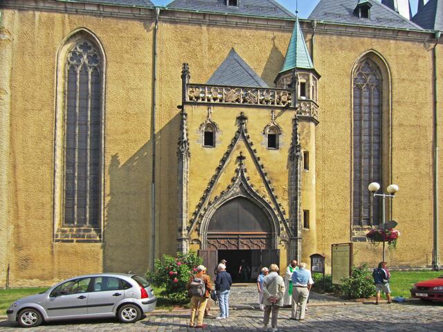 14.07.2013  Cheb - Eger - Tschechische Republik. 
Kirche St. Nikolaus (Cheb), 13. Jhdt.
Kostel Sv. Mikuláše a Sv. Alžběty, 13. Jhdt. 
Baustil:  romanisch, gotisch,
               umgebaut mit barocken Elementen.
Länge:  Kirchenschiff 50 m
breite:   Kirchenschiff 50 m 
Höhe:    Turm 67 m.