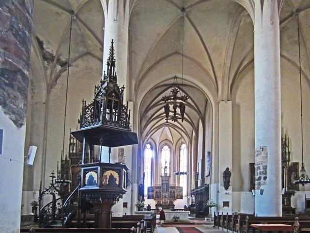 14.07.2013  Cheb - Eger - Tschechische Republik. 
Kirche St. Nikolaus (Cheb), 13. Jhdt.
Kostel Sv. Mikuláše a Sv. Alžběty, 13. Jhdt. 
Baustil:  romanisch, gotisch,
               umgebaut mit barocken Elementen.
Länge:  Kirchenschiff 50 m
breite:   Kirchenschiff 50 m 
Höhe:    Turm 67 m.