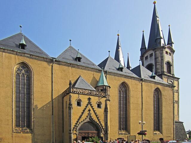 14.07.2013  Cheb - Eger - Tschechische Republik. 
Kirche St. Nikolaus (Cheb), 13. Jhdt.
Kostel Sv. Mikuláše a Sv. Alžběty, 13. Jhdt. 
Baustil:  romanisch, gotisch,
               umgebaut mit barocken Elementen.
Länge:  Kirchenschiff 50 m
breite:   Kirchenschiff 50 m 
Höhe:    Turm 67 m.