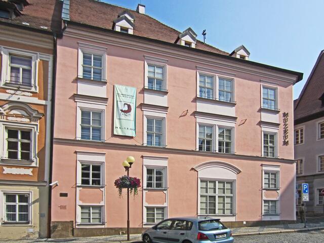 Das Bezirksmuseum Cheb, 
Krajské muzeum Cheb,
befindet sich in einem gotischen Bürgerhaus, 
Pachelbel-Haus (15. Jhdt.),
auf dem Marktplatz von Cheb.
Hier wurde der Feldherr Wallenstein, (1583 - 1634),
am 25. Februar 1634 ermordet. 
Die Ausstellung in seinem Sterbezimmer erinnert an Wallenstein und den Dreißigjährigen Krieg.