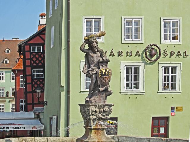 Marktplatz von Cheb (13. Jhdt.).
mit Stöckl und Herkules-Brunnen (1728). 
Herkules bewacht mit der vergoldeten Keule 
das Stadtwappen.
