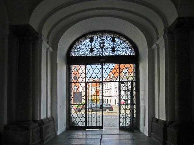 Marktplatz von Cheb (13. Jhdt.).
Die Ostseite des Marktplatzes, 
das historische Rathaus (1723 - 1728)
Giovanni Battista Alliprandi, ital. Architekt.
Seit 1962 Staatsgalerie der bildhaften Kunst.