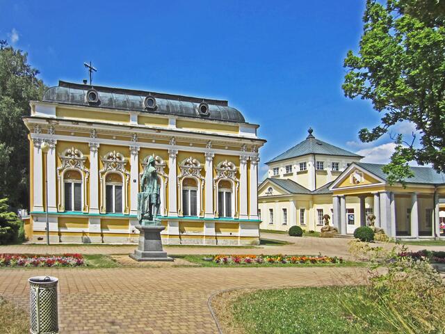 14.07.2013 
Františkovy Lázně - Franzensbad - Tschechische Republik.                                                                                  Neue Kolonnade mit Gasbad, (1912).
Kolonnade mit toskanischen Säulen                                   und zwei Sphinxe.