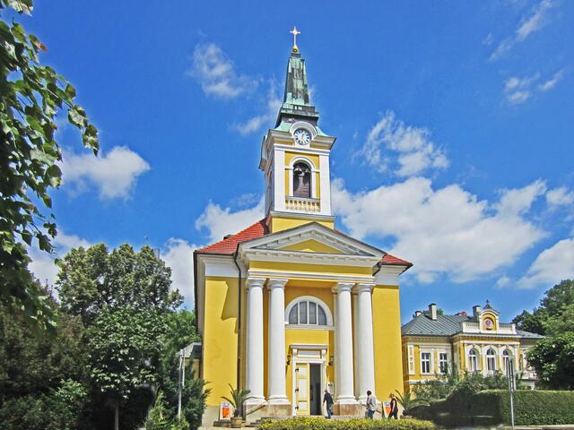 14.07.2013 
Františkovy Lázně - Franzensbad - Tschechische Republik.                                                                              Die katholische Kreuzerhöhungskirche, (1812-1819). 
Vorderfront mit zwei Paaren mächtiger Säulen mit Tympanon. 
Kaiser Franz I. bewilligte 1812 
den Bau einer neuen Kirche in Franzensbad.