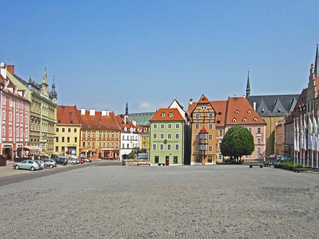 Marktplatz von Cheb (13. Jhdt.).
Das Wahrzeichen des Marktplatzes ist 
das Stöckl von Cheb (Špalíček), 
ein historischer Häuserblock 
von elf ehemalige Krämershäusern 
aus dem 13. Jhdt.