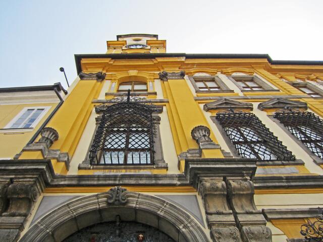 Marktplatz von Cheb (13. Jhdt.).
Die Ostseite des Marktplatzes, 
das historische Rathaus (1723 - 1728)
Giovanni Battista Alliprandi, ital. Architekt.
Seit 1962 Staatsgalerie der bildhaften Kunst.