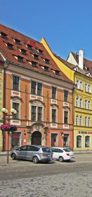 Marktplatz von Cheb (13. Jhdt.).
Grüner-Haus.
Es gehörte der Familie Wrendls. 
Der Magistralrat Grüner bewohnte das Haus 
Anfang des 19. Jhdt. 
Johann Wolfgang von Goethe war hier häufig zu Gast.