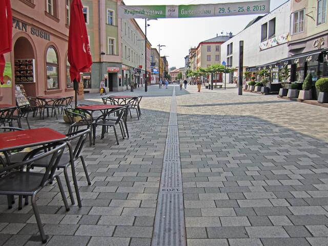 Marktplatz von Cheb (13. Jhdt.).
Denkmal in Form einer Metallsäule.
Von hier aus führt ein Metallband bis zum Bahnhof.
Darauf sind Inschriften aller geschichtlichen Ereignisse der Stadt Eger eingraviert, angefangen von der erstmaligen urkundlichen Erwähnung der Stadt (1061) bis in die Neuzeit.