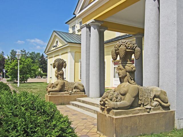 14.07.2013 
Františkovy Lázně - Franzensbad - Tschechische Republik.                                                                                  Neue Kolonnade mit Gasbad, (1912).
Kolonnade mit toskanischen Säulen                                   und zwei Sphinxe.