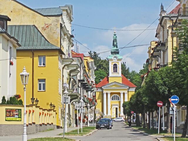 14.07.2013 
Františkovy Lázně - Franzensbad - Tschechische Republik.                                                                              Die katholische Kreuzerhöhungskirche, (1812-1819). 
Vorderfront mit zwei Paaren mächtiger Säulen mit Tympanon. 
Kaiser Franz I. bewilligte 1812 
den Bau einer neuen Kirche in Franzensbad.