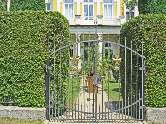 14.07.2013 
Františkovy Lázně - Franzensbad - Tschechische Republik.                                                                                     Der ritterliche Orden der Kreuzherren 
mit dem roten Stern (1233).