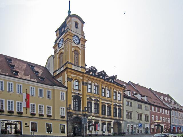Marktplatz von Cheb (13. Jhdt.).
Die Ostseite des Marktplatzes, 
das historische Rathaus (1723 - 1728)
Giovanni Battista Alliprandi, ital. Architekt.
Seit 1962 Staatsgalerie der bildhaften Kunst.