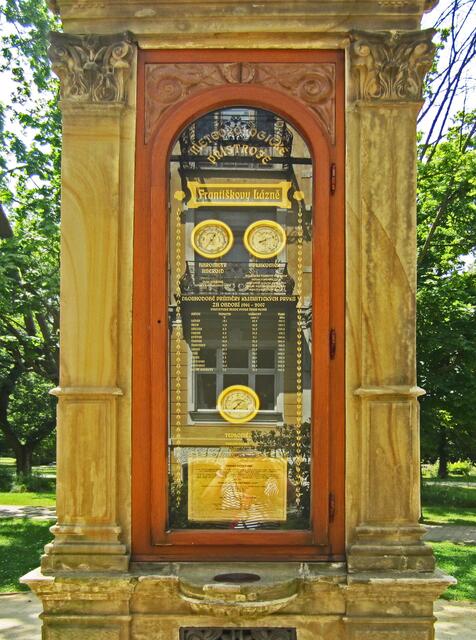 14.07.2013 
Františkovy Lázně - Franzensbad - Tschechische Republik.                                                                Wettersäule, Franzensbad.
Die Wettersäule (meteorologische Säule) 
seit 1882 in Franzensbad.