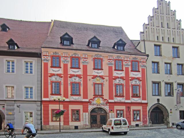 Marktplatz von Cheb (13. Jhdt.).
Gablerhaus mit wunderschöner  Rokoko-Fassade. 
Johann Wolfgang von Goethe wohnte 1821 im Gablerhaus.