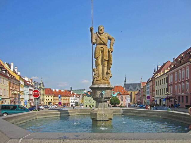 Marktplatz von Cheb (13. Jhdt.).
Roland-Brunnen (1591).
Die Bürger von Cheb nennen ihn "Wastl".