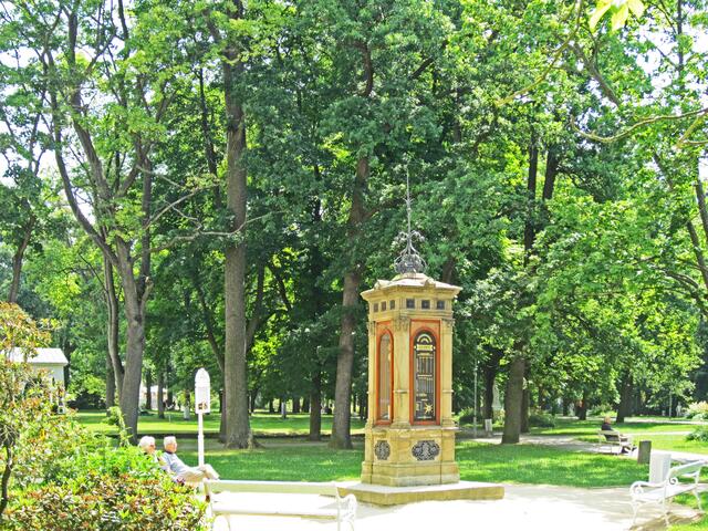 14.07.2013 
Františkovy Lázně - Franzensbad - Tschechische Republik.                                                                Wettersäule, Franzensbad.
Die Wettersäule (meteorologische Säule) 
seit 1882 in Franzensbad.
