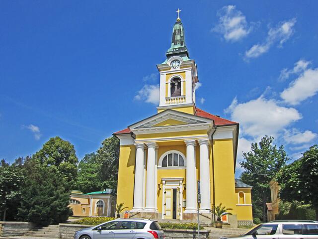 14.07.2013 
Františkovy Lázně - Franzensbad - Tschechische Republik.                                                                              Die katholische Kreuzerhöhungskirche, (1812-1819). 
Vorderfront mit zwei Paaren mächtiger Säulen mit Tympanon. 
Kaiser Franz I. bewilligte 1812 
den Bau einer neuen Kirche in Franzensbad.