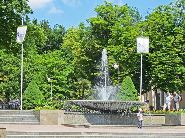 14.07.2013 
Františkovy Lázně - Franzensbad - Tschechische Republik.                                                                                    Der Platz Náměsti Míru mit dem monumentalen Brunnen von 1962.