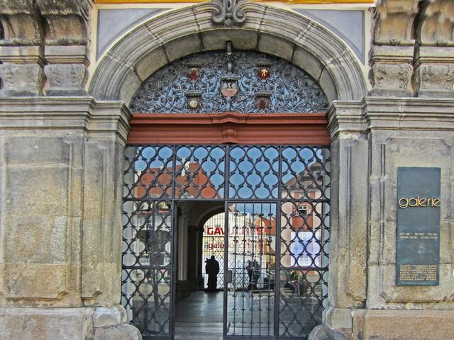 Marktplatz von Cheb (13. Jhdt.).
Die Ostseite des Marktplatzes, 
das historische Rathaus (1723 - 1728)
Giovanni Battista Alliprandi, ital. Architekt.
Seit 1962 Staatsgalerie der bildhaften Kunst.